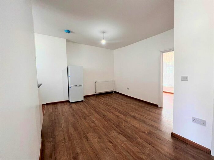 2 Bedroom Flat To Rent In Seven Sisters Road, London, N15
