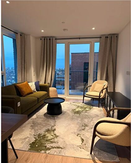 2 Bedroom Flat To Rent In Cedrus Avenue, Southall, UB1