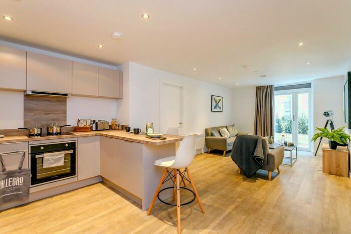 3 Bedroom Flat To Rent In The Priory Queensway, Birmingham, West Midlands, B4