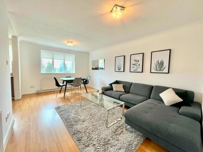 2 Bedroom Flat To Rent In Flat -, Westleigh Court, - Nether Street, London, N12