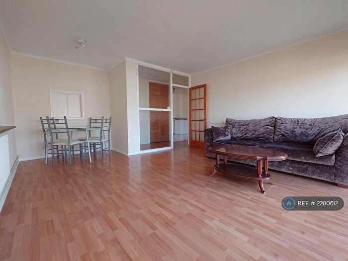 2 Bedroom Flat To Rent In Poplar Way, Ilford, IG6