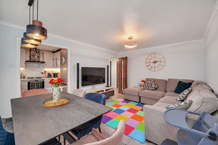 2 Bedroom Flat For Sale In Shurland Avenue, Barnet, EN4