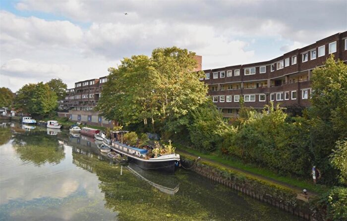 2 Bedroom Flat For Sale In Augustus Close, Brentford, TW8