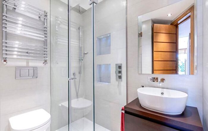 3 Bedroom Flat To Rent In Trinity Way, Acton, London, W3
