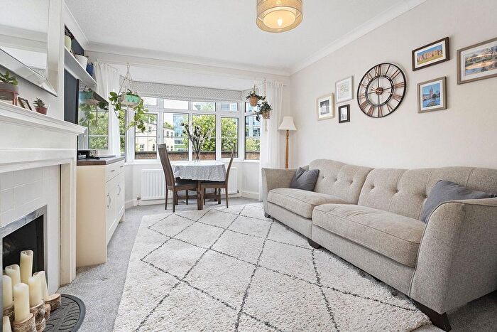 2 Bedroom Flat For Sale In Brighton Road, Sutton, Surrey, SM2