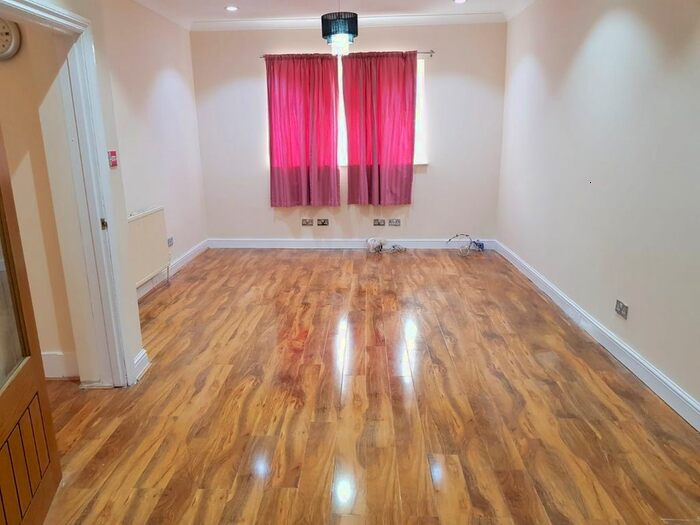 5 Bedroom Terraced House To Rent In Medcalf Road, Enfield, EN3