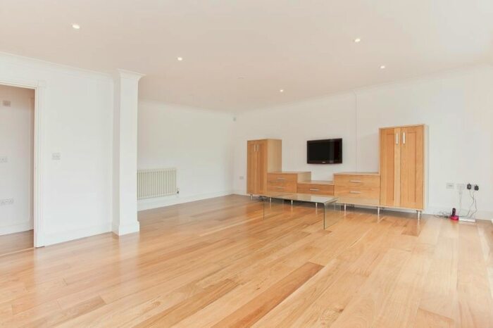 2 Bedroom Flat To Rent In Broughton Avenue, Finchley Central, N3