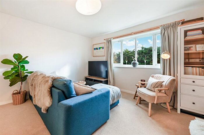 1 Bedroom Flat For Sale In Myrna Close, Colliers Wood, SW19