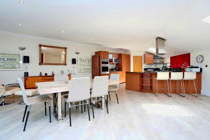 3 Bedroom Flat To Rent In Penthouse, The Island, TW8
