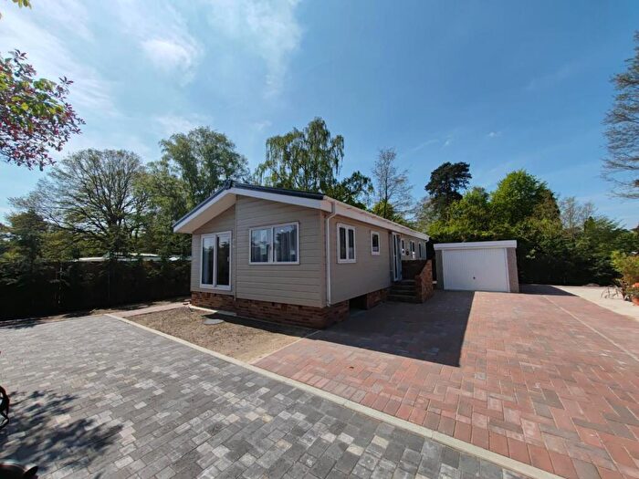 3 Bedroom Park Home For Sale In Pinecopse, Nine Mile Ride, Wokingham, RG40