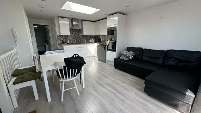 2 Bedroom Flat To Rent In Kingsland Road, Hackney, E8