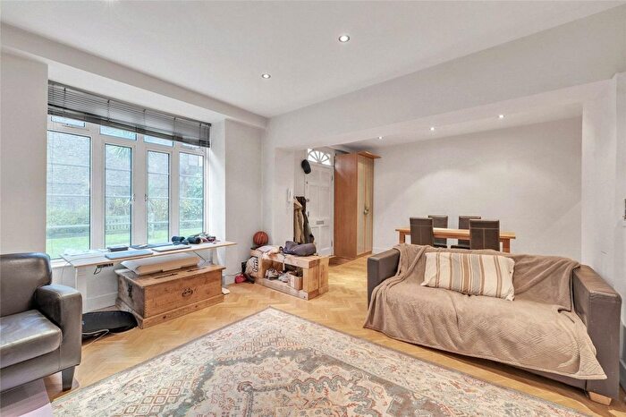 1 Bedroom Flat To Rent In Grove End Gardens, Grove End Road, St John's Wood, London, NW8