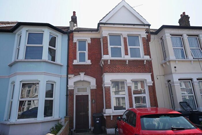 3 Bedroom House To Rent In Colenso Road Seven Kings, IG2