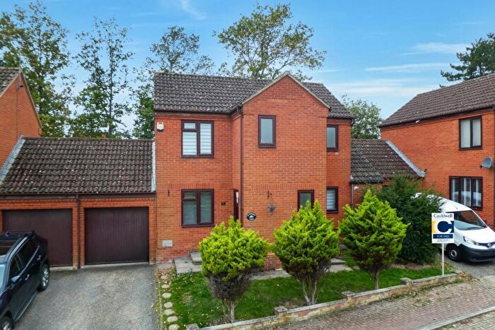 3 Bedroom Link Detached House For Sale In Longleat Court, Great Holm, MK8