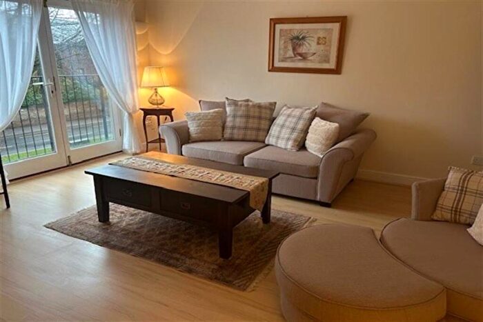 3 Bedroom Flat To Rent In Regal Court, HU17