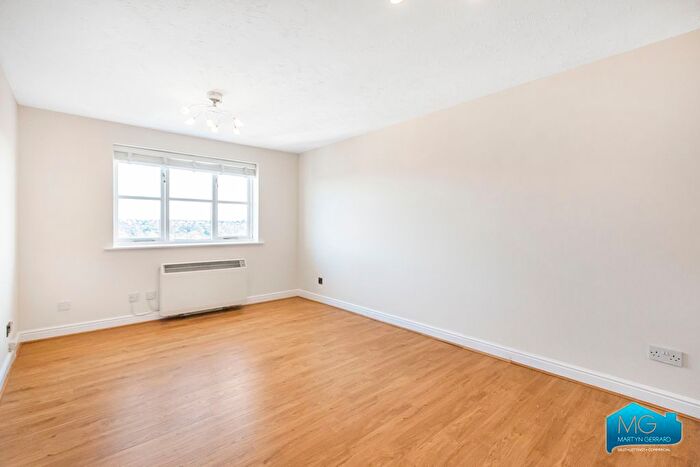 2 Bedroom Flat To Rent In Clarence Close, New Barnet, Hertfordshire, EN4