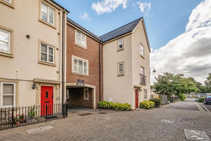 2 Bedroom Flat For Sale In Chapel Mews, Chippenham, SN15