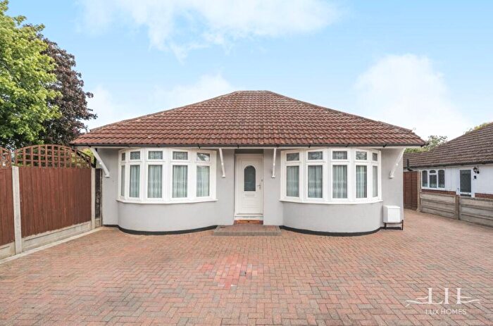 2 Bedroom Detached Bungalow For Sale In Canewdon Gardens, Wickford, SS11