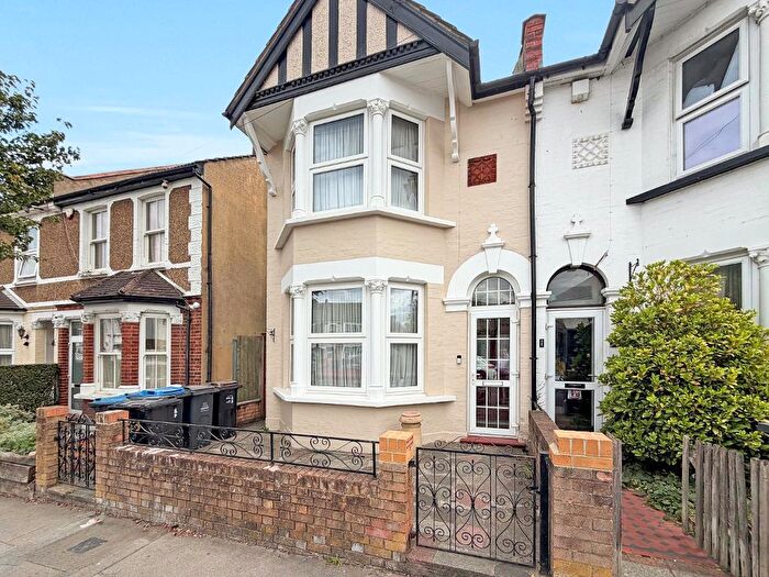 3 Bedroom Semi-Detached House For Sale In Waddon Park Avenue, Croydon, CR0