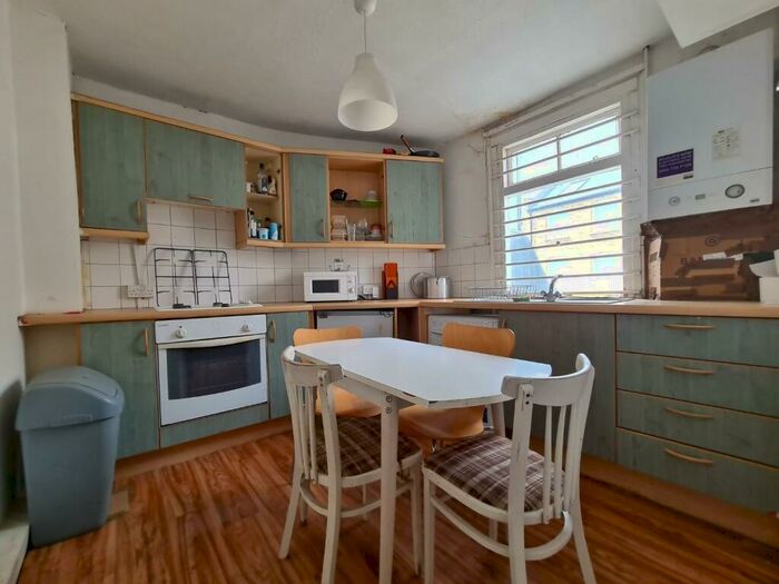 2 Bedroom Flat To Rent In Roman Road, London, E2