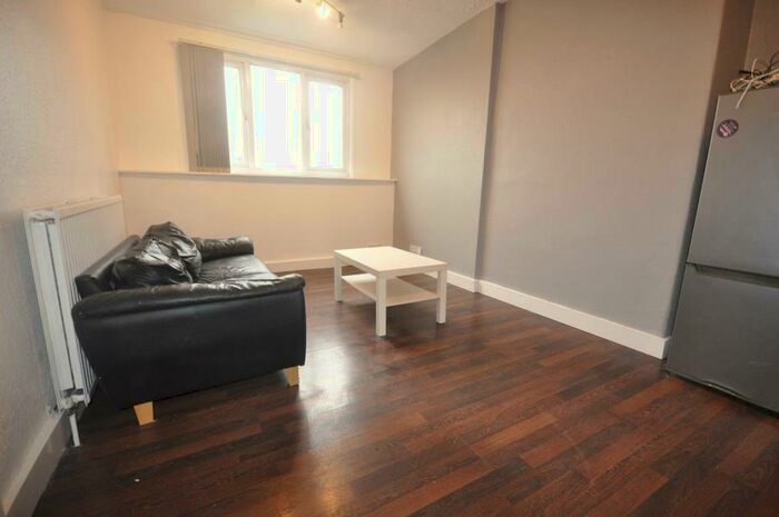 1 Bedroom Flat To Rent In Hall Grove, Hyde Park, Leeds, LS6