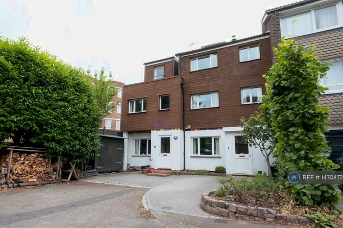 4 Bedroom End Of Terrace House To Rent In Beaulieu Close, Camberwell, London, SE5