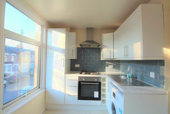 3 Bedroom Flat To Rent In Haselbury, London, N18