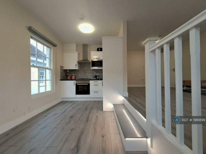 2 Bedroom Flat To Rent In Angel Court, Godalming, GU7