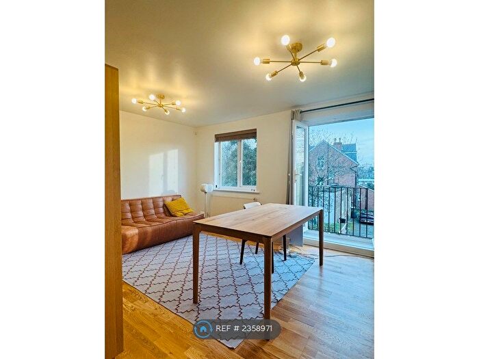 2 Bedroom Flat To Rent In Central Hill, London, SE19