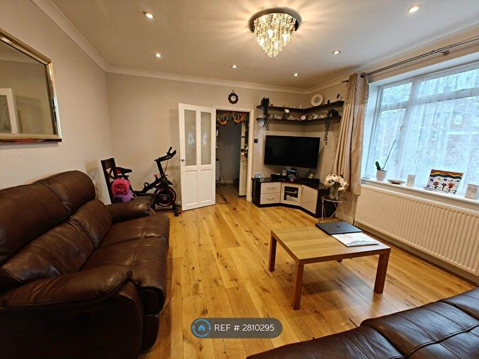 3 Bedroom End Terrace House To Rent In Ryvers Road, Slough, SL3