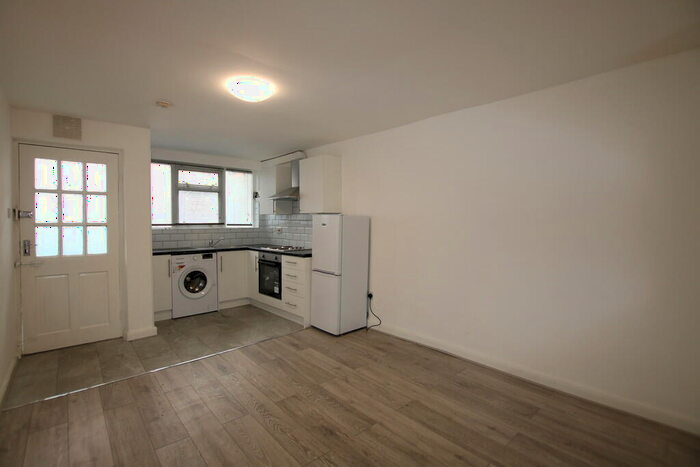 Flat To Rent In Oldfield Road, Willesden, NW10