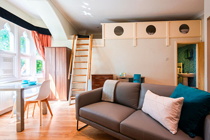 1 Bedroom Flat To Rent In Hyde Terrace, Leeds, LS2