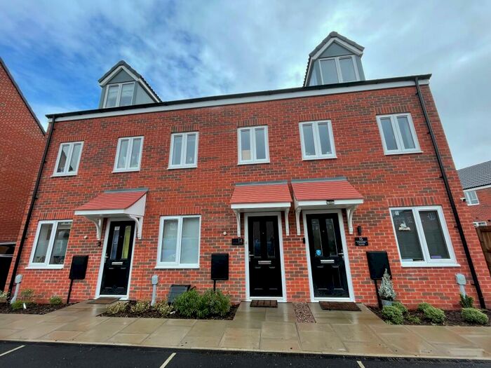 3 Bedroom Town House To Rent In Canada Close, NG14