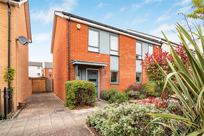 3 Bedroom End Terrace House For Sale In Puffin Way, Reading, RG2