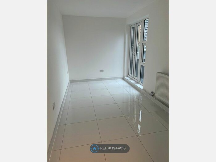 2 Bedroom Flat To Rent In Lodge Lane, Grays, RM17