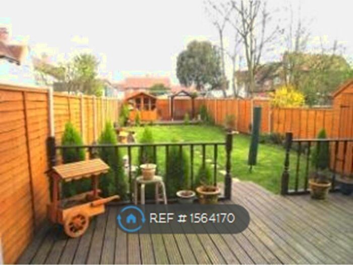 3 Bedroom Semi-Detached House To Rent In Acacia Avenue, Brentford, TW8