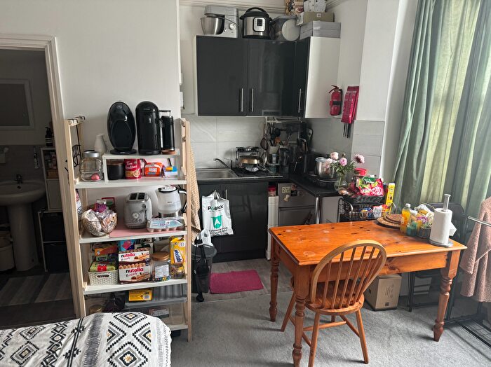 Studio To Rent In Bounds Green Road, London, N11