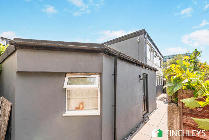 3 Bedroom Detached House To Rent In Dale Grove, London, N12