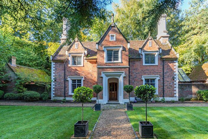 4 Bedroom Detached House For Sale In Woburn Road, Woburn Sands, Milton Keynes, MK17