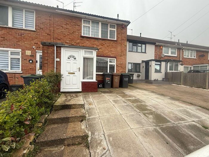3 Bedroom Semi-Detached House To Rent In Dorel Close, Luton, LU2