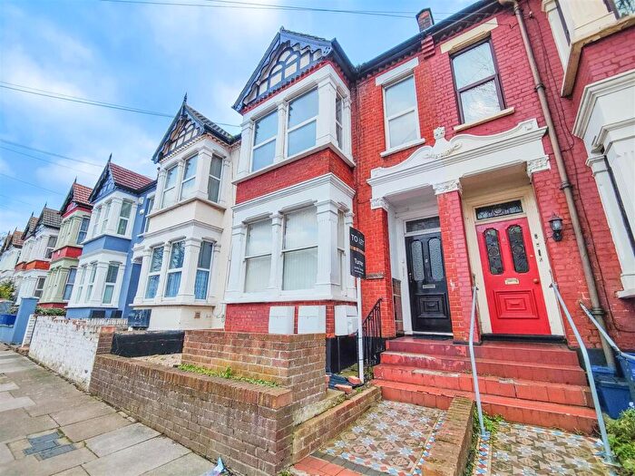 1 Bedroom Flat To Rent In Milton Avenue, Westcliff On Sea, Essex, SS0