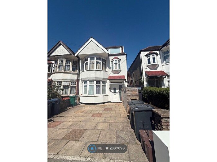 Studio To Rent In Highfield Avenue, London, NW11