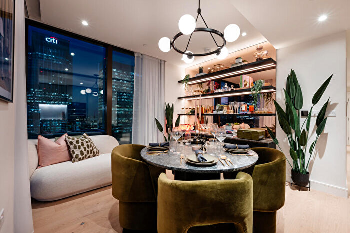 1 Bedroom Apartment For Sale In South Quay Plaza, Canary Wharf, London, E14