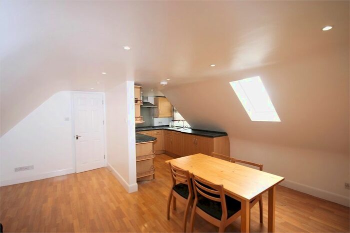 2 Bedroom Flat To Rent In High Road, North Finchley, N12