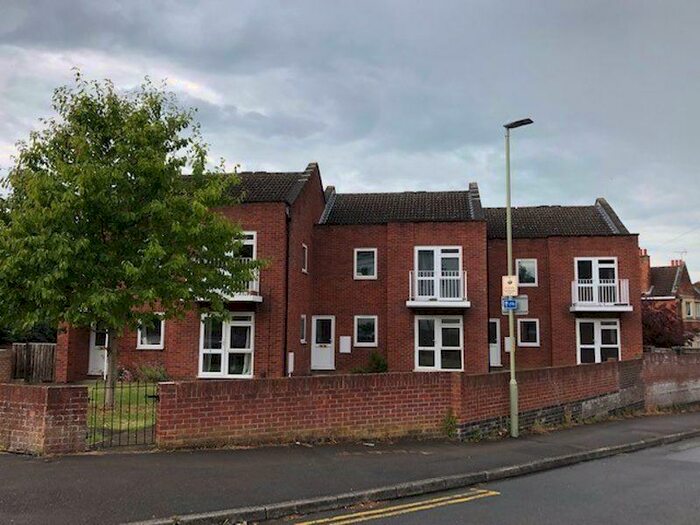 2 Bedroom Apartment To Rent In Kenilworth Avenue, Gloucester, GL2