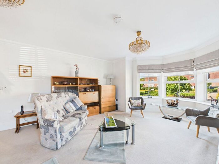 2 Bedroom Flat For Sale In Durrants Village, Faygate, RH12