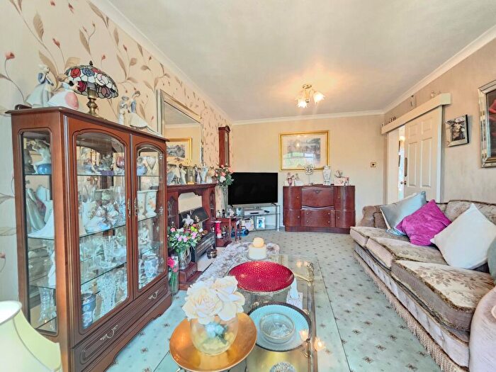 3 Bedroom Semi-Detached House For Sale In Penrhyn Avenue, Alkrington, Manchester, M24