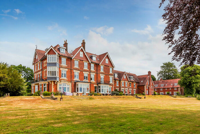 2 Bedroom Apartment To Rent In Holmesdale Park, RH1