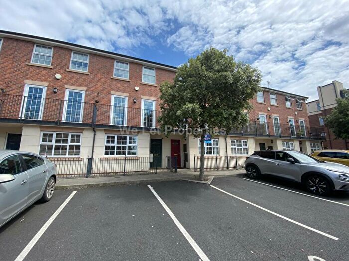 4 Bedroom House To Rent In Bandy Fields Place, Salford, M7