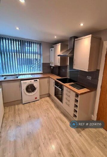 2 Bedroom Flat To Rent In Foxhill Court, Leeds, LS16